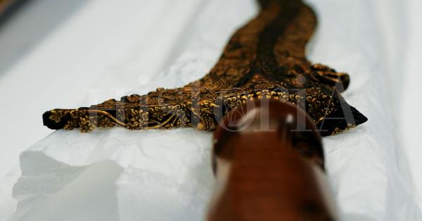 Sejarawan UGM Sri Margana menyebut ukiran di bawah keris adalah naga yang menjadi kunci dari nama keris itu: Kiai Nogo Siluman. Sedangkan menurut Toni Junus, ukiran itu adalah gajah (kanan gagang)-singa (kiri gagang). (Fernando Randy/Historia).