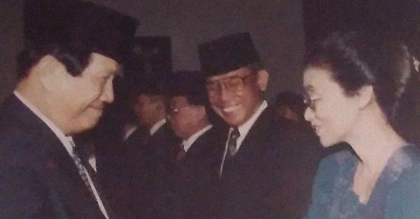 Koesmatihati bersalaman dengan Menparpostel Soesilo Sudarman