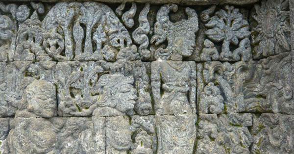 Relief kisah Parthayajna di dinding Candi Jago menampilkan tokoh Arjuna dan dua punakawannya (Foto: Risa Herdahita Putri)