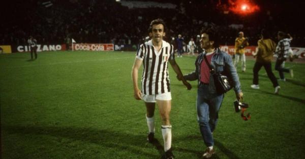 Final tetap digulirkan terlepas insiden maut dan dimenangi Juventus lewat gol penalti Michel Platini. (rbfa.be).