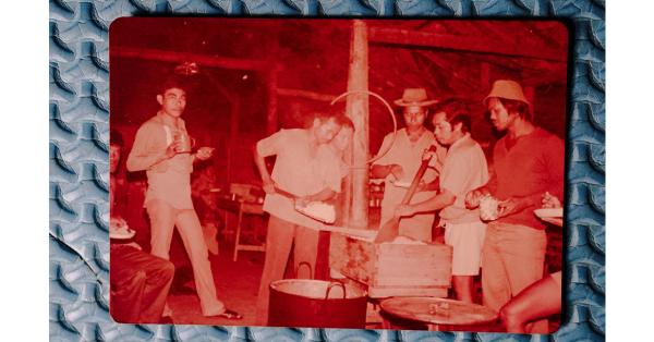 Tuba (kanan) sedang bekerja membuat gula di Pulau Buru. (Historia.ID/Fernando Randy).