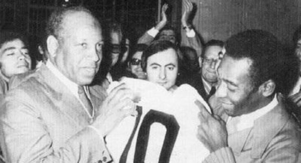 Edson Arantes do Nascimento alias Pelé (kanan) yang memuja Larbi Benbarek. (Twitter @MoroccoStats).
