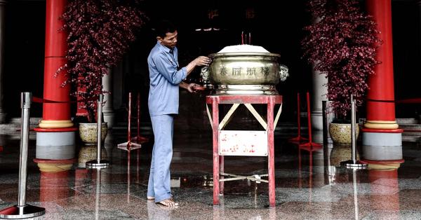 Seorang pekerja sedang membersihkan klenteng Sam Poo Kong. (Fernando Randy/Historia).