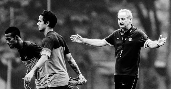 Riedl saat memimpin latihan Irfan Bachdim dan Ruben Sanadi. (Fernando Randy/Historia.id).