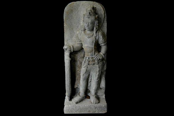 Arca Mahakala memakai Kurug periode Klasik (abad IX - X M) ditemukan tahun 1993 (bpcbdiy.kemdikbud.go.id)