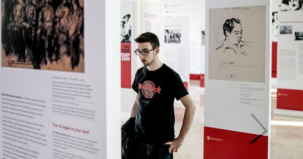 Pengunjung bisa melihat sketsa dan lukisan Tony Rafty, seniman dan kartunis Australia. (Fernando Randy/Historia).