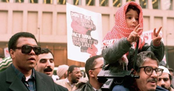 Muhammad Ali di antara massa pro-Palestina di Chicago (Sportpolitika)