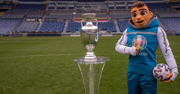 Trofi Henri Delaunay bersama maskot Euro 2020 bernama "Skillzy" (euro2020.affa.az)