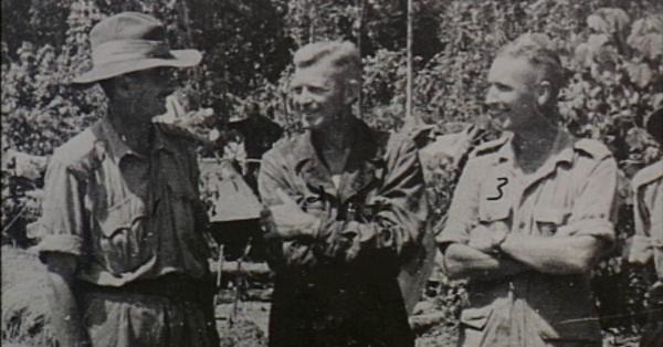 Brigjen Jens Anderson Doe (tengah) yang jadi panglima pengganti pasukan pendaratan di Biak. (awm.gov.au).