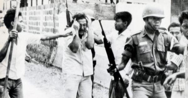 Ilustrasi penangkapan orang-orang terduga PKI pasca peristiwa 1965. (hrw.org).