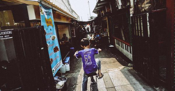 Seorang anak memakai jersey Persib Bandung, klub sepakbola dengan pendukung terbanyak di Jawa Barat. (Fernando Randy/Historia).