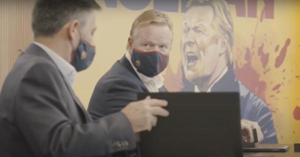 Ronald Koeman dengan latarbelakang poster dirinya kala resmi jadi pelatih Barcelona kelima asal Belanda (Foto: fcbarcelona.com)