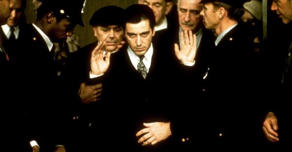 Adegan Michael Corleone hendak diperiksa Komite Senat Amerika Serikat terkait aktivitas organisasi mafia. (Paramount Pictures).