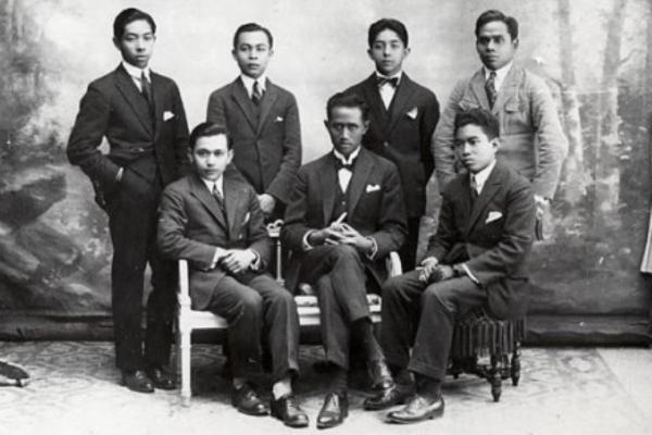 Pengurus Perhimpunan Indonesia, 1925. Berdiri, kiri-kanan: Djunaedi, Mohammad Hatta (bendahara), Ichsan, dan Dahlan Abdullah. Duduk, kiri-kanan: Ahmad Subardjo, Sukiman Wirjosandjojo (ketua), dan Nazir Datuk Pamontjak. (Repro Untuk Negeriku).