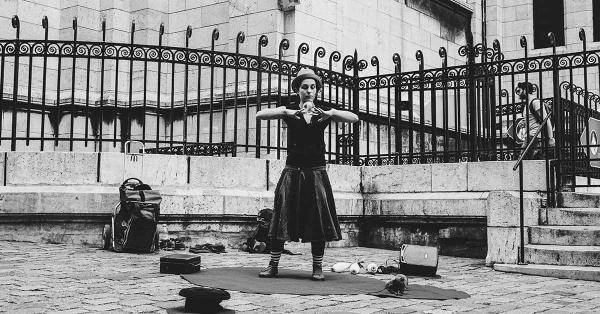 Jules seorang pesulap saat mempertontonkan keahlianya di sekitar Sacrè-Coeur Paris. (Fernando Randy/Historia).