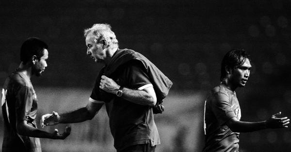 Riedl menyalami M. Ridwan dan Hariono usai bertanding melawan Suriah di Jakarta. (Fernando Randy/Historia.id).