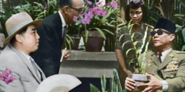Presiden Sukarno menunjukkan bunga anggrek kepada Presiden Korea Utara, Kim Il-sung, di Kebun Raya Bogor, April 1965. (Dok. Kedutaan Besar Republik Rakyat Demokratik Korea)