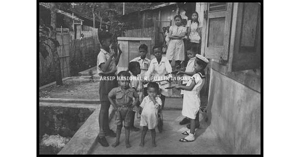 Anak-anak dengan pakaian barunya pada hari raya Idulfitri tahun 1951. (ANRI).