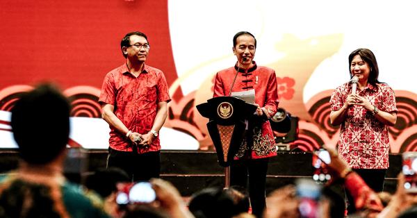 Presiden bersama Susi Susanti dan seorang hadirin ketika hendak membagikan sepeda. (Fernando Randy/Historia).