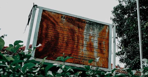 Papan informasi mengenai rumah Rengasdengklok yang merupakan cagar budaya ini, tampak sudah tidak layak. (Fernando Randy/Historia.id).