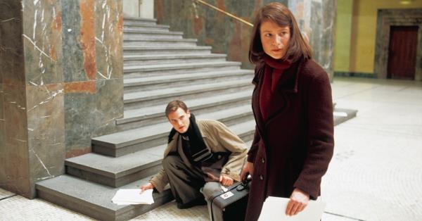 Adegan kakak-beradik Hans dan Sophie Scholl mengedarkan selebaran di kampus Universitas Munich (zeitgeistfilms.com)
