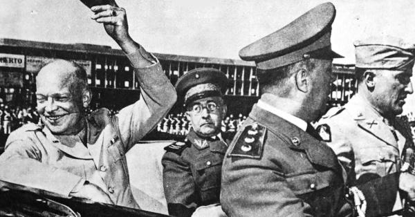 Panglima FEB Jenderal João Batista Mascarenhas de Moraes (kedua dari kiri) bersama Panglima Sekutu Jenderal Dwight David Eisenhower (Biblioteca do Exército)