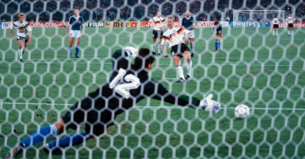 Eksekusi penalti Andreas Brehme ke gawang Argentina di Piala Dunia 1990 (FIFA)