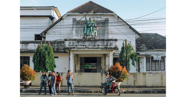 Sejumlah warga saat beraktivitas di depan Gedung Juang 45 kota Pematangsiantar. (Fernando Randy/Historia.ID)