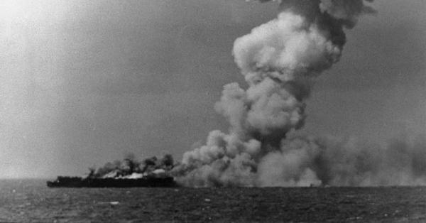Kapal induk USS Princeton (kiri) terbakar setelah jadi korban serangan sporadis kamikaze di Laut Sibuyan (navy.mil)