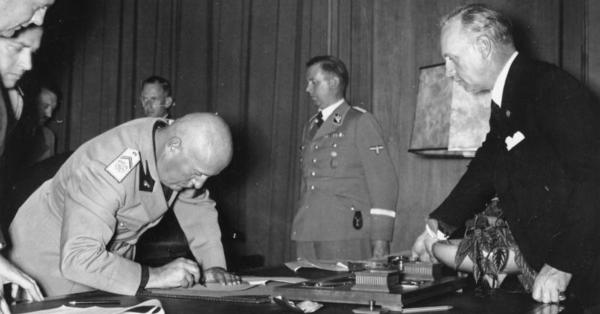 Menlu Jerman Ulrich Friedrich Wilhelm Joachim von Ribbentrop (kanan) dan Il Duce Benito Mussolini (Bundesarchiv)