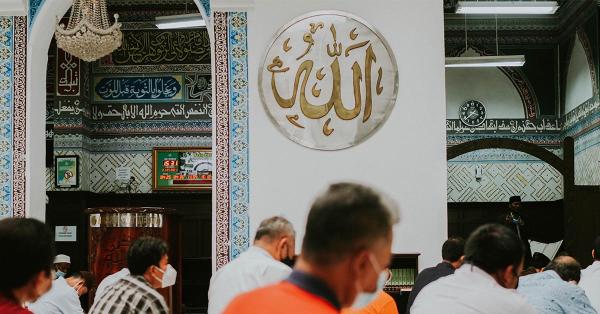 Suasana di dalam masjid Cut Meutia. (Fernando Randy/Historia.id).