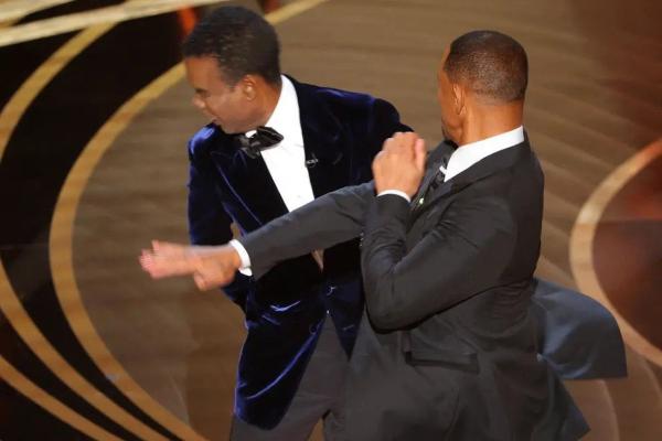 Will Smith menampar Chris Rock di ajang Oscar 2022. (@twitter).