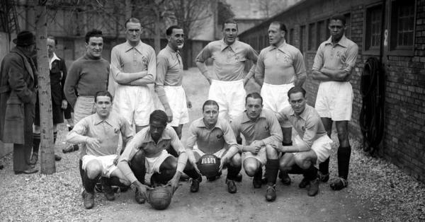 Larbi Benbarek (jongkok kedua dari kiri) masuk Timnas Prancis sejak 1938. (histoire-immigration.fr).