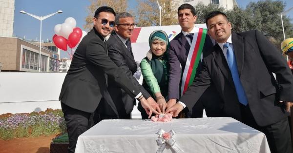 Safira Machrusah (tengah) Dubes RI untuk Aljazair sejak Maret 2016 (Foto: KBRI Alger)