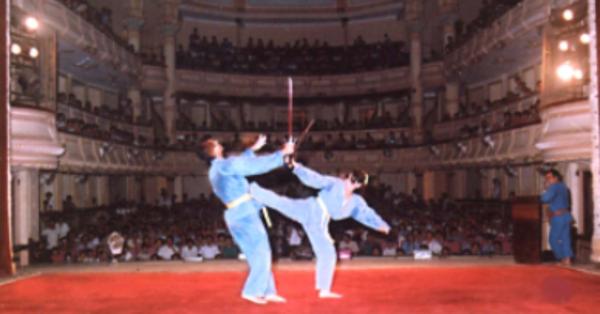 Pelajar Prancis mendemonstrasikan vovinam di Hanoi Opera House pada 1993 (vovinamworldfederation.eu)