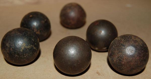 Peluru besi bulat yang diduga digunakan dalam Perang Naseby tahun 1645. (Lee Hutchinson/Wikimedia Commons).