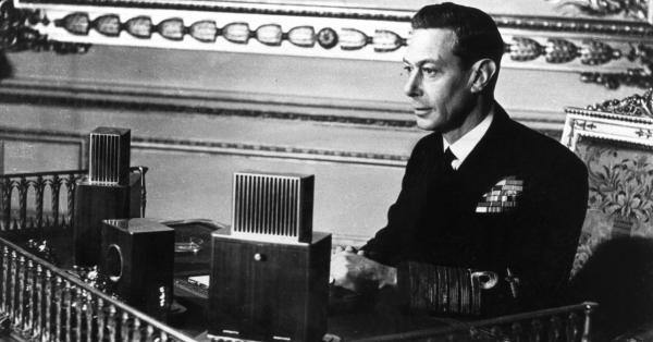 Raja George VI saat menyampaikan pidato 3 September 1939 menyatakan perang terhadap Jerman. (thecrownchronicles.co.uk).