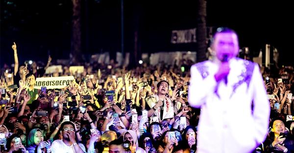 Ekspresi ribuan fans Didi Kempot yang memadati Istora Senayan. (Fernando Randy/Historia).