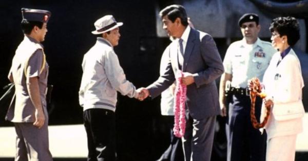 Dalam pelariannya, Ferdinand Marcos malah disambut Gubernur Negara Bagian Hawaii, George Ariyoshi (Armed Forces of the Philippines)