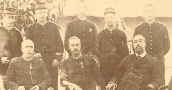 General-Major Jacobus Augustinus Vetter (tengah, duduk) bersama para para perwiranya di pasukan ekspedisi (Wikipedia)