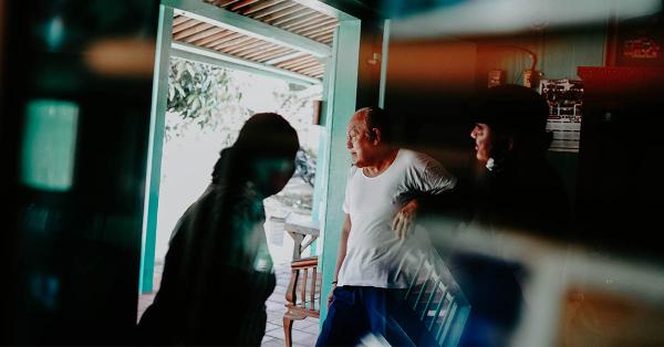 Sang cucu Yanto Djuhari (tengah) yang kini mengurus rumah sejarah di sana. (Fernando Randy/Historia.id).