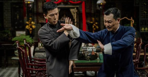 Adegan Ip Man (kiri) yang harus bertarung dengan sesama master kungfu (Foto: wellgousa.com)