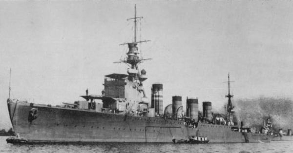 Kapal penjelajah ringan Jintsū merangkap kapal komando Laksda Takagi (Repro: Japanese Naval Vessels Illustrated, 1869-1945, vol.2)