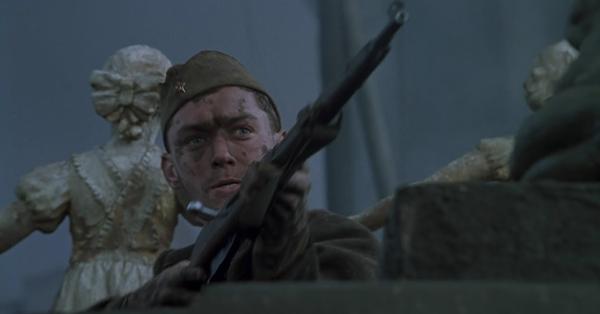 Momen Vasily mendapatkan senapan dan memainkan perannya sebagai penembak runduk (Paramount Pictures)