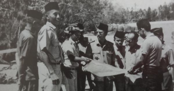 Hanandjoeddin (tengah, berpeci dan berkacamata) saat meninjau potensi pariwisata di Membalong (Repro: Memenuhi Panggilan Rakyat)