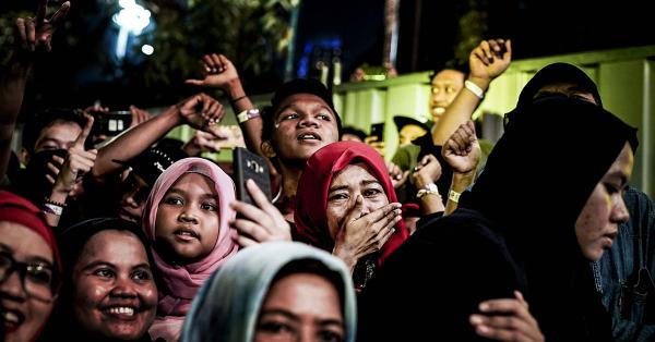 Salah satu fans Didi Kempot menangis terharu di tengah keseruan konser tersebut. (Fernando Randy/Historia).