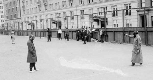 Event duel pistol à la koboi yang jadi eksebisi di Olimpiade 1908 (Library of Congress)