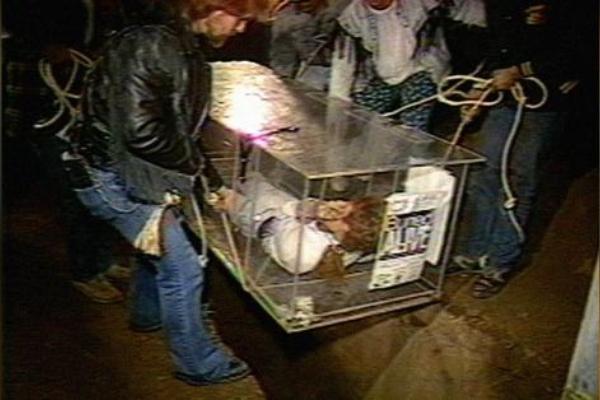 Joseph Burrus melakukan trik Buried Alive yang menewaskannya. (abc30.com)