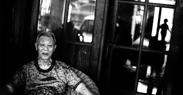 Walau sudah berusia 82 tahun ingatan Pramono Adam akan semua pengalamannya masih sempurna. (Fernando Randy/Historia).