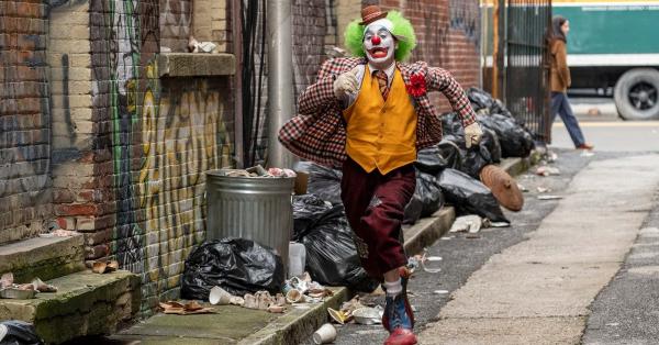 Arthur Fleck yang diganggu geng anak muda saat bekerja jadi badut (Foto: dccomics.com)